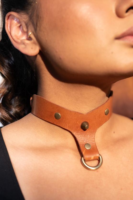 Collar  "V"
